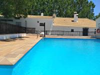 Basen w obiekcie Complejo Apartamentos Rurales Molino de Abajo lub w pobliżu