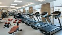 InterContinental Doha Beach & Spa by IHGにあるフィットネスセンターまたはフィットネス設備