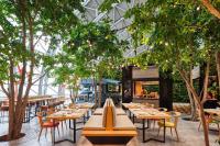 重庆重庆来福士洲际酒店的一间设有桌椅和树木的餐厅