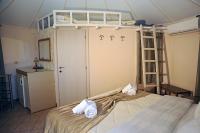 Postel nebo postele na pokoji v ubytování Chrissa Camping Rooms & Bungalows