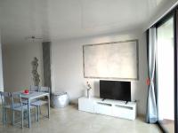 A television and/or entertainment centre at Ocean View Elegant Magic Apartment