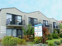 un edificio con un cartel delante en Apollo Bay Waterfront Motor Inn, en Apollo Bay