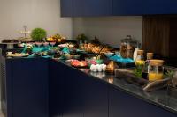 ein Buffet mit Speisen auf einer Theke in einer Küche in der Unterkunft Endless Art Hotel-Special Category in Istanbul