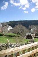 - une vue sur une ferme avec une clôture en pierre dans l&#39;établissement La Belle Arverne, à Albepierre-Bredons