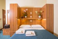 Łóżko lub łóżka w pokoju w obiekcie Hotel Trastevere