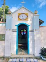 a small chapel with a cross and a window at Pousada São Francisco in Cumuruxatiba