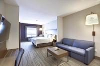 Holiday Inn Express Airport Calgary by IHGにあるベッド
