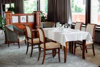利沃夫Citadel Inn Gastro Boutique Hotel - Готель Цитадель Львів的餐厅里摆放着一张白色餐桌和几把椅子。