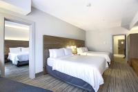 Holiday Inn Express Airport Calgary by IHGにあるベッド