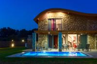 Bazén v ubytovaní Estrella Villas Rhodes Verano Villa Up To 6 Guests alebo v jeho blízkosti