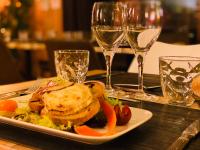 NançayにあるL’antilopeのワインと一緒にテーブルの上に盛り付け