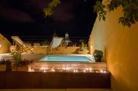 una piscina con luces en un patio por la noche en B&amp;B Attico Taranto, en Caltagirone
