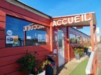 un edificio rojo con una señal que lee la acrópolis en Hôtel Acajou, en Argelès-sur-Mer