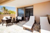 A seating area at Sea Shell Beach Suite