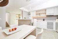 eine Küche mit einem weißen Tisch mit Äpfeln darauf in der Unterkunft Villas Bellevue Plava Laguna in Poreč
