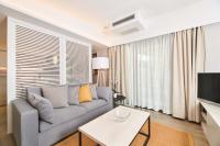 ein Wohnzimmer mit Couch und Fernseher in der Unterkunft Villas Bellevue Plava Laguna in Poreč