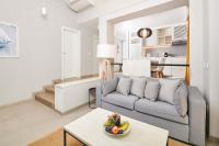 ein Wohnzimmer mit einem Sofa und einer Obstschale auf einem Tisch in der Unterkunft Villas Bellevue Plava Laguna in Poreč