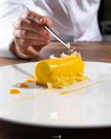 eine Person, die ein Stück Kuchen auf einem Teller isst in der Unterkunft Villa Anitori Prestige Relais & Spa in Loro Piceno