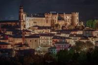 Výhľad na mesto Costigliole dʼAsti alebo výhľad na mesto priamo z apartmánového hotela