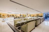 Un comedor con una mesa larga y sillas. en Alreem Village Hotel, en Al Jubail