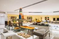 Un buffet con diversos pasteles y otros alimentos. en Alreem Village Hotel, en Al Jubail