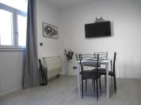 Telewizja i/lub zestaw kina domowego w obiekcie Near Milan