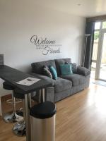 ein Wohnzimmer mit einer Couch und einem Tisch in der Unterkunft Our Wendy House in Holsworthy