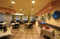 Reštaurácia alebo iné gastronomické zariadenie v ubytovaní Hotel Eden