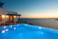 Bazén v ubytování Agl Luxury Villas Mykonos Villa Ambrosia nebo v jeho okolí