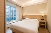 广州友和酒店Yuwa Hotel-Free Shuttle Bus to Canton Fair Complex DuringCanton Fair Periodにあるベッド