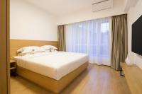 广州友和酒店Yuwa Hotel-Free Shuttle Bus to Canton Fair Complex DuringCanton Fair Periodにあるベッド