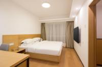 广州友和酒店Yuwa Hotel-Free Shuttle Bus to Canton Fair Complex DuringCanton Fair Periodにあるベッド