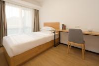 广州友和酒店Yuwa Hotel-Free Shuttle Bus to Canton Fair Complex DuringCanton Fair Periodにあるベッド
