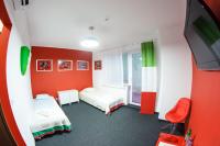 Televízia a/alebo spoločenská miestnosť v ubytovaní GarageHotel