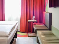 Posteľ alebo postele v izbe v ubytovaní ibis Styles Parndorf Neusiedler See