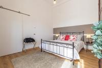 Postel nebo postele na pokoji v ubytování Spacious Apartment with Garden & Air Conditioning - La Grande Finestra