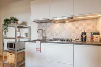 Kuchyň nebo kuchyňský kout v ubytování Spacious Apartment with Garden & Air Conditioning - La Grande Finestra