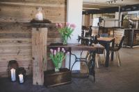 Una habitación con una mesa con flores y una máquina de coser. en Frutigresort, en Frutigen