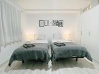 Łóżko lub łóżka w pokoju w obiekcie GMC Turistics - Great Apartment for Groups & Families