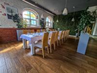 Reštaurácia alebo iné gastronomické zariadenie v ubytovaní Antonińska Hotel & Apartamenty