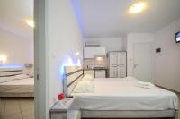 Posteľ alebo postele v izbe v ubytovaní Agios Prokopios Hotel