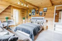 Un dormitorio con una cama y una pared de madera. en Sichlańskie Spanie, en Murzasichle