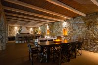 Reštaurácia alebo iné gastronomické zariadenie v ubytovaní Aquileria Seaview Pool Villa - Seven Bedrooms
