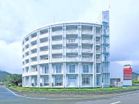 un gran edificio blanco con una carretera delante en HOTEL AreaOne KoshikiIsland, en Satsumasendai