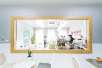 um espelho na parede de uma cozinha com pessoas cozinhando em Ratana Hotel Rassada, PHUKET TOWN- SHA Extra Plus em Cidade Phuket