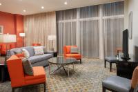 Staybridge Suites - Miami International Airport by IHGにあるテレビまたはエンターテインメントセンター