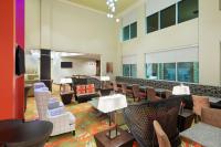 Staybridge Suites - Miami International Airport by IHGにあるシーティングエリア