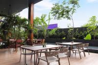 Seamira House Huahin في هوا هين: مطعم بطاولات وكراسي على فناء