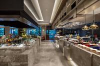 ein Restaurant mit Buffet und Speisen in der Unterkunft Crowne Plaza Fuzhou South by IHG in Fuzhou