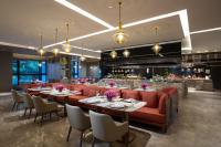 ein Restaurant mit roten Sofas und Tischen und eine Bar in der Unterkunft Crowne Plaza Fuzhou South by IHG in Fuzhou